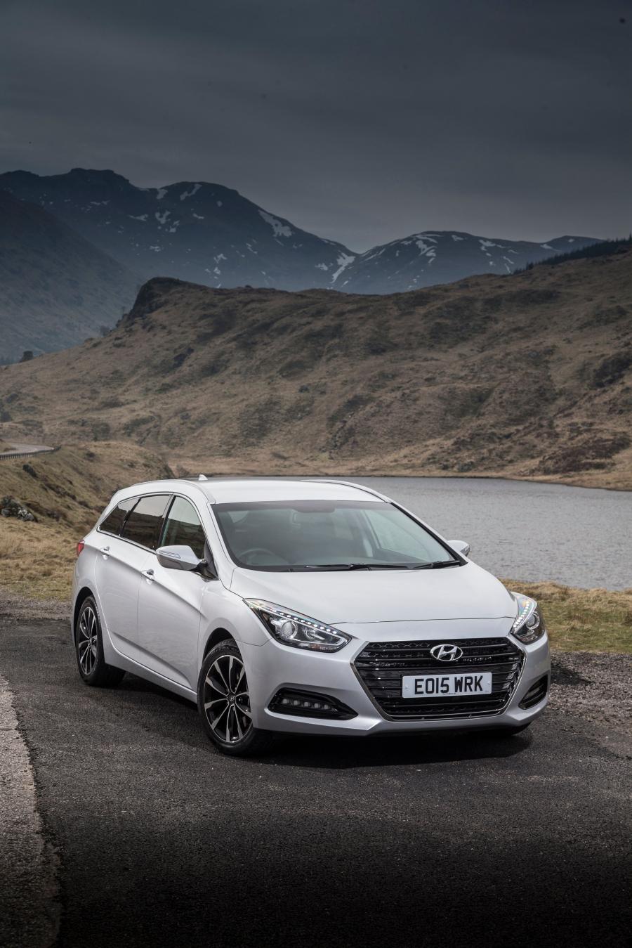  Hyundai i40 Wagon 2015 года  (UK) (фото 2 из 28)